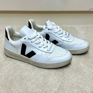 Veja V-10 lace up sneaker Women size 8
